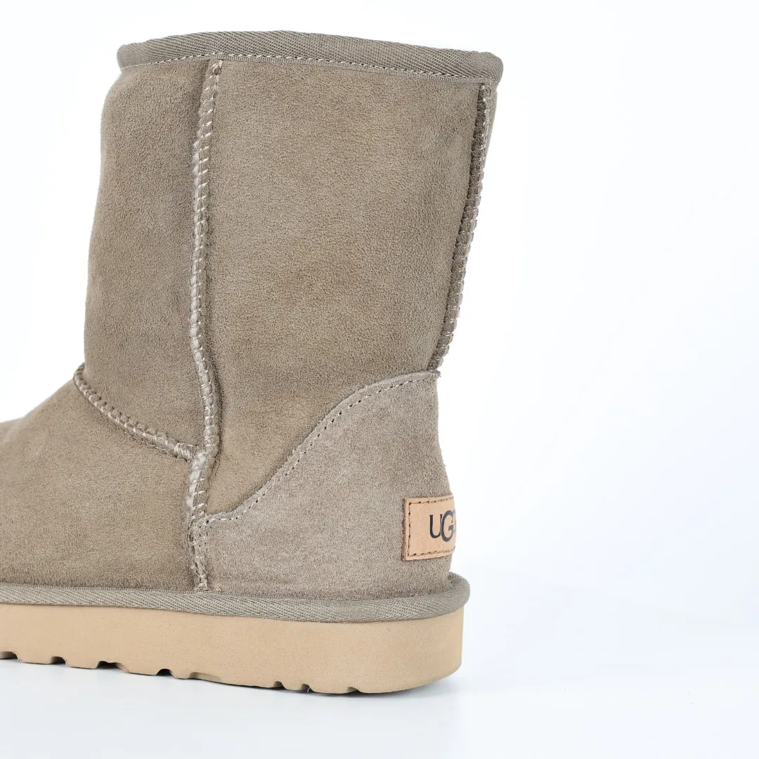 Pick up locally 💰600 Core recommended good price Cashmere insoles are a very suitable choice for keeping warm in winter and at home. In the new year, uug launched a series of styles, which are partially geared towards the preferences of young consumers and have also moved to the forefront of fashion trends. Shoe body material Water-repellent coated suede upper 17mm UGGPURE™ implanted wool insole Lightweight non-slip comfortable rubber outsole With brand LOGO Trademark Comes with a full set of packaging Size: 35 36 37 38 39 40